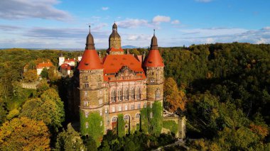 Drone Walbrzych Polonya 'dan Ksiaz Şatosu Sonbahar Görünümü