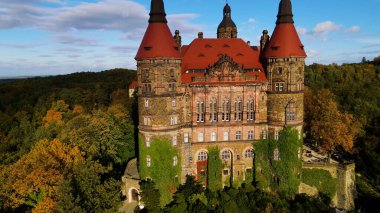 Drone Walbrzych Polonya 'dan Ksiaz Şatosu Sonbahar Görünümü