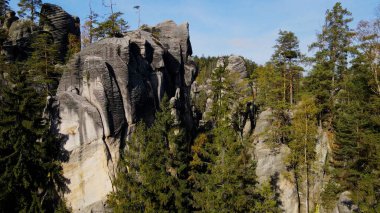Adrspach kayaları İHA manzarasından Çek Cumhuriyeti 'nin Adrspach bölgesini gösteriyor