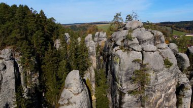Adrspach kayaları İHA manzarasından Çek Cumhuriyeti 'nin Adrspach bölgesini gösteriyor