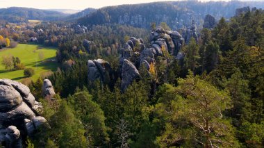 Adrspach kayaları İHA manzarasından Çek Cumhuriyeti 'nin Adrspach bölgesini gösteriyor