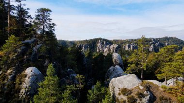 Adrspach kayaları İHA manzarasından Çek Cumhuriyeti 'nin Adrspach bölgesini gösteriyor