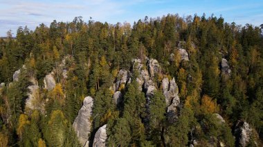 Adrspach kayaları İHA manzarasından Çek Cumhuriyeti 'nin Adrspach bölgesini gösteriyor