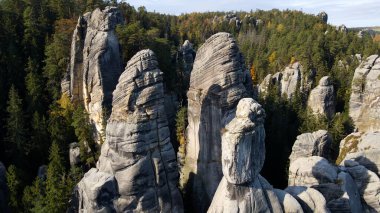 Adrspach kayaları İHA manzarasından Çek Cumhuriyeti 'nin Adrspach bölgesini gösteriyor