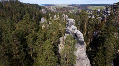 Adrspach kayaları İHA manzarasından Çek Cumhuriyeti 'nin Adrspach bölgesini gösteriyor