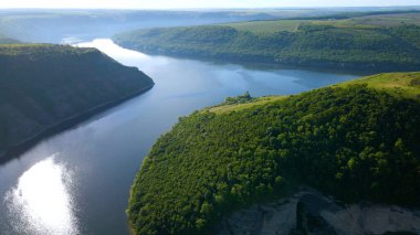 Körfez tepeleri dağlardan nehir manzaralı.