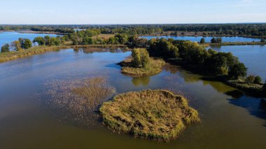 Göl sonbahar manzarası yukarıdan