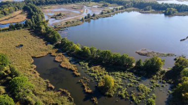 Göl sonbahar manzarası yukarıdan