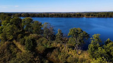 Göl sonbahar manzarası yukarıdan