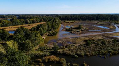 Göl sonbahar manzarası yukarıdan