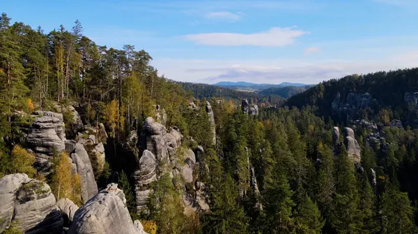 Adrspach kayaları İHA manzarasından Çek Cumhuriyeti 'nin Adrspach bölgesini gösteriyor