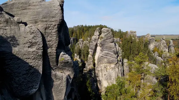 Adrspach kayaları İHA manzarasından Çek Cumhuriyeti 'nin Adrspach bölgesini gösteriyor