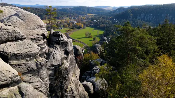 Adrspach kayaları İHA manzarasından Çek Cumhuriyeti 'nin Adrspach bölgesini gösteriyor