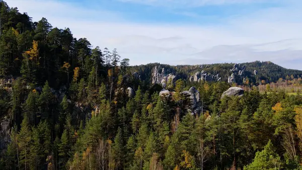 Adrspach kayaları İHA manzarasından Çek Cumhuriyeti 'nin Adrspach bölgesini gösteriyor
