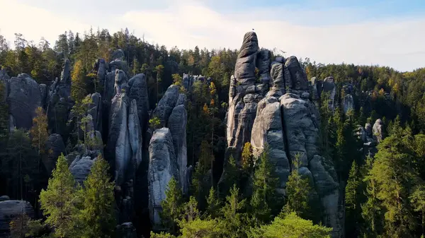 Adrspach kayaları İHA manzarasından Çek Cumhuriyeti 'nin Adrspach bölgesini gösteriyor