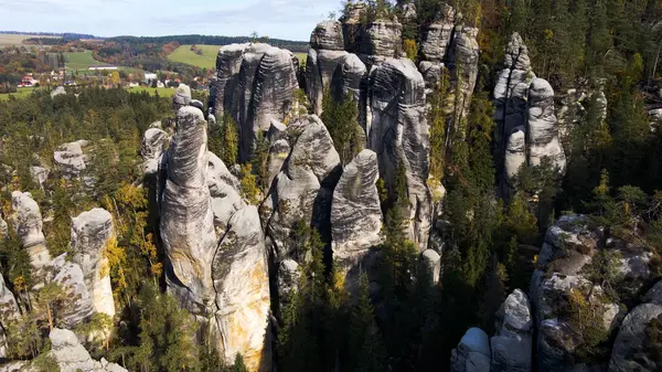 Adrspach kayaları İHA manzarasından Çek Cumhuriyeti 'nin Adrspach bölgesini gösteriyor