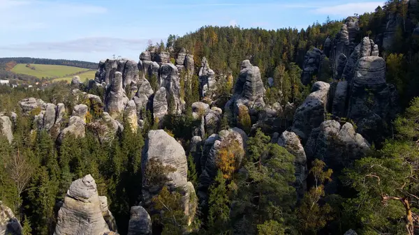 Adrspach kayaları İHA manzarasından Çek Cumhuriyeti 'nin Adrspach bölgesini gösteriyor