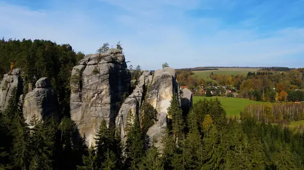 Adrspach kayaları İHA manzarasından Çek Cumhuriyeti 'nin Adrspach bölgesini gösteriyor
