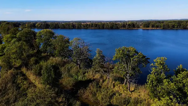 Göl sonbahar manzarası yukarıdan