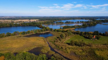 Göl sonbahar manzarası yukarıdan