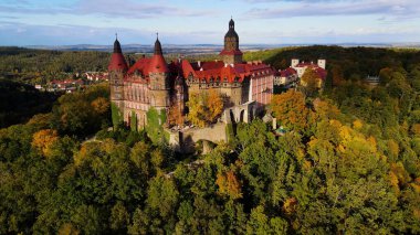 Drone Walbrzych Polonya 'dan Ksiaz Şatosu Sonbahar Görünümü