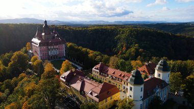 Drone Walbrzych Polonya 'dan Ksiaz Şatosu Sonbahar Görünümü