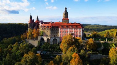 Drone Walbrzych Polonya 'dan Ksiaz Şatosu Sonbahar Görünümü