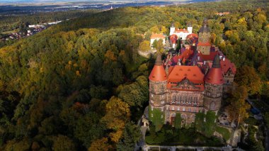 Drone Walbrzych Polonya 'dan Ksiaz Şatosu Sonbahar Görünümü