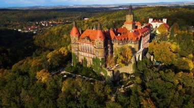 Drone Walbrzych Polonya 'dan Ksiaz Şatosu Sonbahar Görünümü