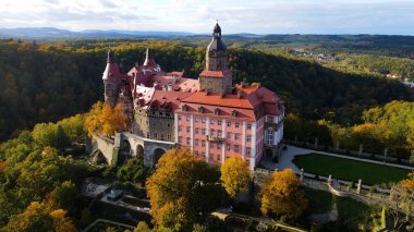 Drone Walbrzych Polonya 'dan Ksiaz Şatosu Sonbahar Görünümü