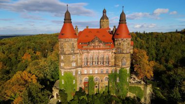 Drone Walbrzych Polonya 'dan Ksiaz Şatosu Sonbahar Görünümü