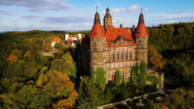 Drone Walbrzych Polonya 'dan Ksiaz Şatosu Sonbahar Görünümü