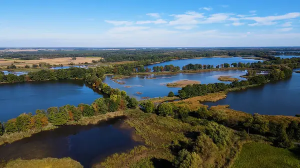 Göl sonbahar manzarası yukarıdan