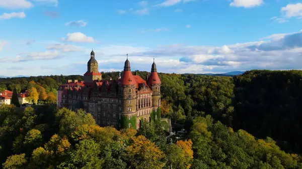 Drone Walbrzych Polonya 'dan Ksiaz Şatosu Sonbahar Görünümü