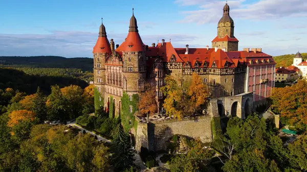 Drone Walbrzych Polonya 'dan Ksiaz Şatosu Sonbahar Görünümü