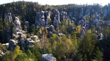 Adrspach kayaları İHA manzarasından Çek Cumhuriyeti 'nin Adrspach bölgesini gösteriyor