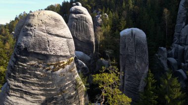 Adrspach kayaları İHA manzarasından Çek Cumhuriyeti 'nin Adrspach bölgesini gösteriyor