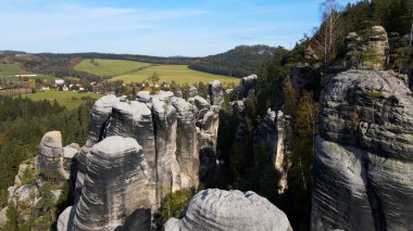 Adrspach kayaları İHA manzarasından Çek Cumhuriyeti 'nin Adrspach bölgesini gösteriyor