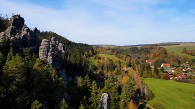 Adrspach kayaları İHA manzarasından Çek Cumhuriyeti 'nin Adrspach bölgesini gösteriyor