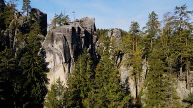 Adrspach kayaları İHA manzarasından Çek Cumhuriyeti 'nin Adrspach bölgesini gösteriyor