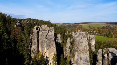Adrspach kayaları İHA manzarasından Çek Cumhuriyeti 'nin Adrspach bölgesini gösteriyor