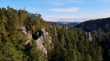 Adrspach kayaları İHA manzarasından Çek Cumhuriyeti 'nin Adrspach bölgesini gösteriyor