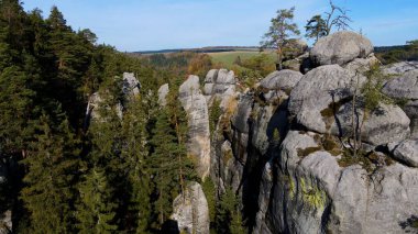Adrspach kayaları İHA manzarasından Çek Cumhuriyeti 'nin Adrspach bölgesini gösteriyor
