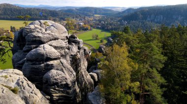 Adrspach kayaları İHA manzarasından Çek Cumhuriyeti 'nin Adrspach bölgesini gösteriyor