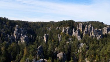 Adrspach kayaları İHA manzarasından Çek Cumhuriyeti 'nin Adrspach bölgesini gösteriyor