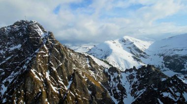 Zakopane Polonya 'dan karlı dağ zirvesi, buzul manzaralı.