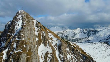 Zakopane Polonya 'dan karlı dağ zirvesi, buzul manzaralı.