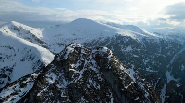Zakopane Polonya 'dan karlı dağ zirvesi, buzul manzaralı.