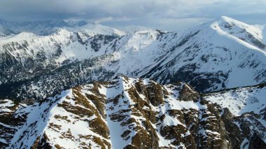 Zakopane Polonya 'dan karlı dağ zirvesi, buzul manzaralı.