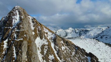 Zakopane Polonya 'dan karlı dağ zirvesi, buzul manzaralı.